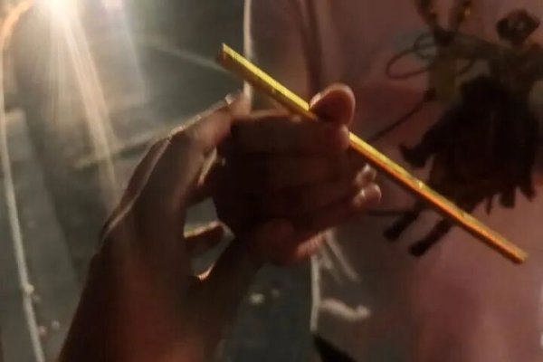 红牛配资 男子用10万元黄金吸管喝奶茶，结果骑车时丢了！最新回应